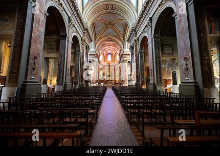 Vue de l'intérieur de notre-Dame de la Daurade et de la nef centrale, avec abside hémisphérique et autel en arrière-plan, Toulouse, France Banque D'Images