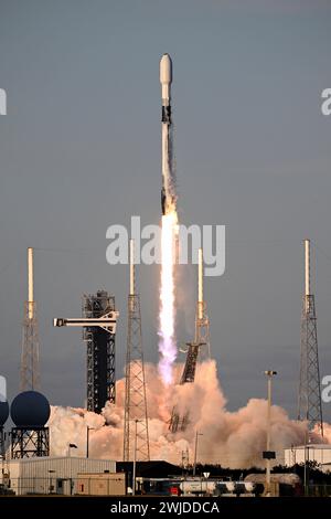 Une fusée SpaceX Falcon 9 lance six satellites sur la mission USSF-124 depuis le complexe de lancement 40 à 17h30 depuis la Station spatiale Cape Canaveral, Floride, le mercredi 14 février 2024. Deux de ces satellites sont destinés à la missile Defense Agency et quatre à l'Agence de développement spatial de la Force spatiale américaine. C'est le premier des trois lancements de SpaceX dans les neuf prochaines heures. Photo de Joe Marino/UPI crédit : UPI/Alamy Live News Banque D'Images