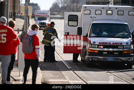 Kansas City, États-Unis. 14 février 2024. Un pompier attend devant une ambulance à l'extérieur de Union Station après une fusillade lors du défilé de la victoire du Super Bowl LVIII des Chiefs de Kansas City le mercredi 14 février 2024 à Kansas City, Missouri. (Photo par Emily Curiel/The Kansas City Star/TNS/SIPA USA) crédit : SIPA USA/Alamy Live News Banque D'Images