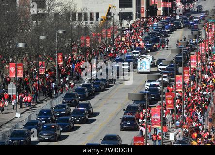 Kansas City, États-Unis. 14 février 2024. Des véhicules des forces de l'ordre alignent Grand Boulevard après avoir répondu à une fusillade à Union Station lors du défilé de victoire du Super Bowl LVIII des Chiefs de Kansas City mercredi 14 février 2024, à Kansas City, Missouri. (Photo de Chris Ochsner/The Kansas City Star/TNS/SIPA USA) crédit : SIPA USA/Alamy Live News Banque D'Images