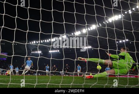 Rome. 14 février 2024. Le Ciro immobile du Lazio (3e l) marque un but de pénalité lors de la manche de l'UEFA Champions League du 16e match de 1ère manche entre le Lazio et le Bayern Munich à Rome, Italie, le 14 février 2024. Crédit : Augusto Casasoli/Xinhua/Alamy Live News Banque D'Images