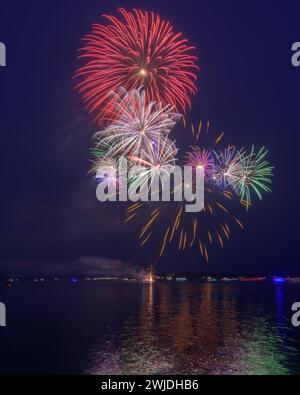 Feux d'artifice de la fête du Canada le long du préparé Fleuve Lawrence Banque D'Images