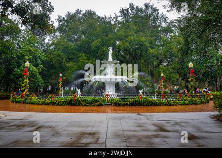 Savannah, GA, USA - 12-26-2023, belle fontaine vintage à Forsyth Park à Savannah Georgia attraction locale Banque D'Images