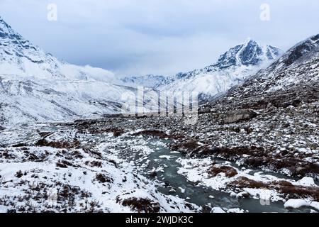 Vallée de Chukhung sur Everest base Camp trek le jour neigeux. Montagnes de l'Himalaya dans la neige. Népal. Banque D'Images