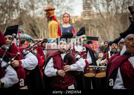 Madrid, Espagne. 14 février 2024. Un groupe de cornemuse défilent lors de la célébration de l'enterrement de la parade de Sardine qui a visité les rues de Madrid. Ce 14 février, mercredi des cendres, marquait la fin du carnaval avec l’enterrement traditionnel de la sardine. À Madrid, comme c'est la tradition chaque année, le caricaturage 'Joyful Brotherhood of the Burial of the Sardine' est en charge. (Photo de David Canales/SOPA images/SIPA USA) crédit : SIPA USA/Alamy Live News Banque D'Images