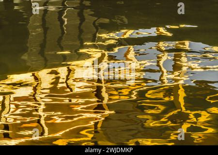 Réflexion sur l'eau colorée jardin abstrait Kinkaku-Ji Rokuon-Ji Pavillon d'or Zen Buddhist Temple Park Kyoto Japon. Dates à 1397 site du patrimoine mondial. Banque D'Images