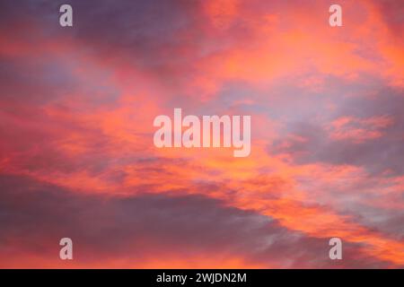 ciel brûlant au coucher du soleil. Fond abstrait de ciel rouge. Banque D'Images