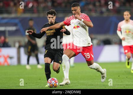 Leipzig, Allemagne. 13 février 2024. Brahim Diaz du Real Madrid (G) et Benjamin Henrichs RB Leipzig (d) vus en action lors du match de Ligue des Champions de l'UEFA entre le RB Leipzig et le Real Madrid au RedBull Arena. Score final ; RB Leipzig 0:1 Real Madrid. (Photo de Grzegorz Wajda/SOPA images/SIPA USA) crédit : SIPA USA/Alamy Live News Banque D'Images