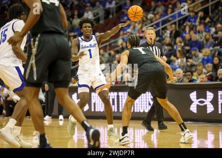 Newark, New Jersey, États-Unis. 14 février 2024. Pendant le match de la Big East Conference entre Seton Hall et Xavier, le garde de Seton Hall KADARY RICHMOND (1) passe sans regard pendant la première moitié du match au Prudential Center à Newark, New Jersey (crédit image : © Scott Rausenberger/ZUMA Press Wire) USAGE ÉDITORIAL SEULEMENT! Non destiné à UN USAGE commercial ! Banque D'Images