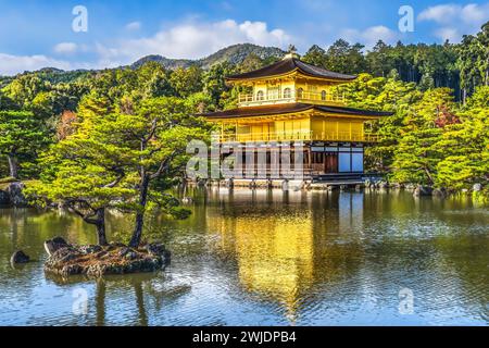 Jardin de réflexion d'eau coloré Kinkaku-Ji Rokuon-Ji Pavillon d'or Zen Bouddhiste Temple Park Kyoto Japon. Dates à 1397 site du patrimoine mondial. Banque D'Images