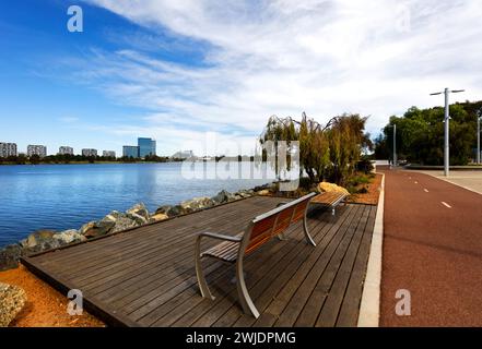 Vue sur la rivière Swan jusqu'aux appartements et au complexe de casino Crown, East Perth, Australie occidentale Banque D'Images