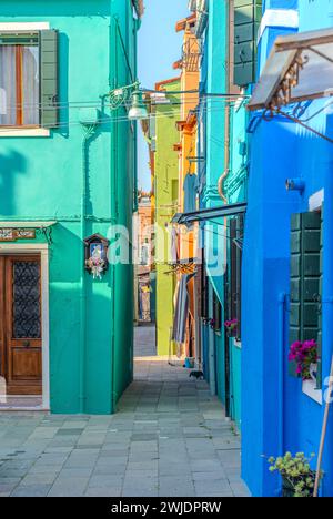 Ruelle colorée avec des bâtiments dynamiques à Burano Banque D'Images