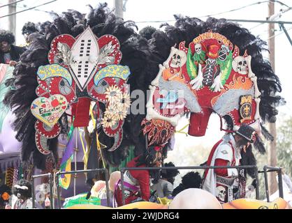 La Nouvelle-Orléans, États-Unis. 13 février 2024. Un roi et une reine du flotteur Witch Doctor se préparent à jeter quelques perles lors de la Zulu Parade on préparé Charles Avenue à la Nouvelle-Orléans, Louisiane le mardi 13 février 2023. (Photo de Peter G. Forest/SipaUSA) crédit : Sipa USA/Alamy Live News Banque D'Images