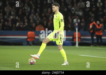 Alejandro Remiro, gardien de la Real Sociedad, lors de la Ligue des Champions de l'UEFA, manche du 16e match de football entre le Paris Saint-Germain (PSG) et la Real Sociedad le 14 février 2024 au stade du Parc des Princes à Paris, France Banque D'Images