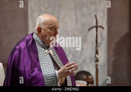 Rome, Italie. 14 février 2024. Le pape François célèbre la messe du mercredi des cendres à la basilique de Santa Sabina à Rome, en Italie, le 14 février 2024. Photo par (EV) Galazka Vatican Pool/ABACAPRESS.COM crédit : Abaca Press/Alamy Live News Banque D'Images