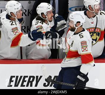 Pittsburgh, États-Unis. 14 février 2024. Le défenseur des Panthers de la Floride Aaron Ekblad (5 ans) célèbre son but en deuxième période de la victoire des Panthers de la Floride 5-2 contre les Penguins de Pittsburgh au PPG Paints Arena de Pittsburgh le mercredi 14 février 2024. Photo par Archie Carpenter/UPI. Crédit : UPI/Alamy Live News Banque D'Images