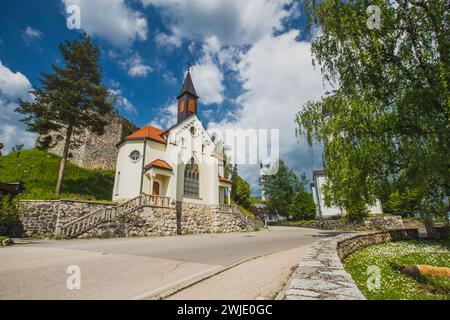 Trois églises à Bosanska krupa, place avec des églises chrétiennes, orthodoxes et musulmanes au même endroit. Belle journée de printemps en bosnie. Banque D'Images