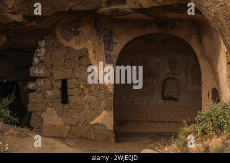 Détail de l'un des nombreux sanctuaires ou églises sculptés dans la pierre dans le monastère David Gareji en Géorgie, près de la frontière avec l'Azerbaïdjan. Banque D'Images