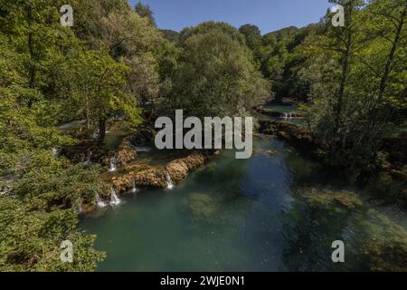 Petites cascades sur la rivière Una, près de Martin Brod, Bosnie, un jour d'été. Belle rivière verte dans une vallée, avec des cascades et des petites cascades fl Banque D'Images