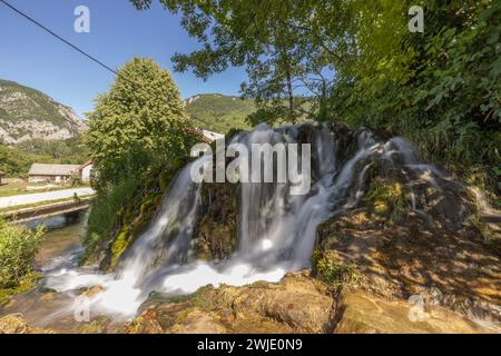 Petites cascades sur la rivière Una, près de Martin Brod, Bosnie, un jour d'été. Belle rivière verte dans une vallée, avec des cascades et des petites cascades fl Banque D'Images