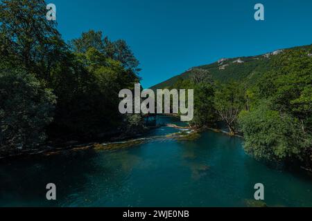 Petites cascades sur la rivière Una, près de Martin Brod, Bosnie, un jour d'été. Belle rivière verte dans une vallée, avec des cascades et des petites cascades fl Banque D'Images