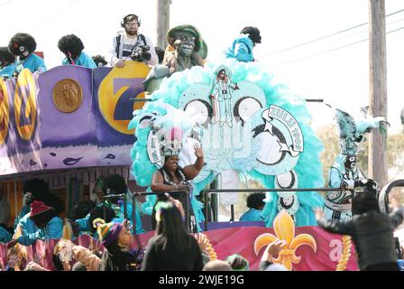 La Nouvelle-Orléans, États-Unis. 13 février 2024. La reine du Mr. Big Stuff flotte des vagues à la foule lors de la Zulu Parade on parfait Charles Avenue à la Nouvelle-Orléans, Louisiane le mardi 13 février 2023. (Photo de Peter G. Forest/SipaUSA) crédit : Sipa USA/Alamy Live News Banque D'Images