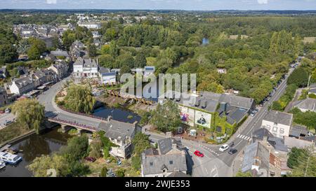 La Gacilly, France. 14 février 2024 : le village de la Gacilly et la Maison Yves Rocher, qui abrite le siège historique de la célèbre entreprise de soins de la peau, cosmétiques et parfums qui appartient au Groupe Rocher. Après une action intersyndicale et le départ de plus de 200 travailleurs des sites de production Yves Rocher hier, le groupe a annoncé des primes et autres mesures pour ses salariés. La multinationale française, présente dans 110 pays à travers 2 500 magasins sur les 5 continents, vise notamment à renforcer son activité en Asie du Sud-est. Crédit : Kevin Izorce/Alamy Live News Banque D'Images