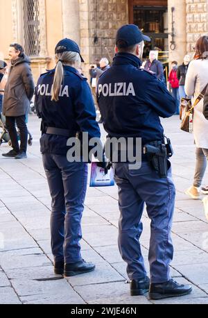 Polizia italienne garde la sécurité à Bologne. Banque D'Images