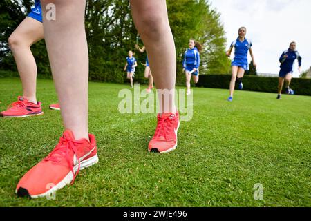 Photo du dossier datée du 12/09/18 d’élèves qui courent pendant une leçon d’éducation physique (PE) sur le terrain de jeu de l’école au Royal High School Bath. Selon un rapport, les élèves vulnérables sont moins susceptibles de bénéficier des activités sportives et extrascolaires, étant donné que moins d'entre eux participent à de telles activités. Fréquenter des clubs parascolaires pendant l'école secondaire est associé à des «résultats positifs» lorsque les jeunes atteignent la vingtaine, selon l'étude de l'Institut de politique de l'éducation (EPI). Date d'émission : jeudi 15 février 2024. Banque D'Images