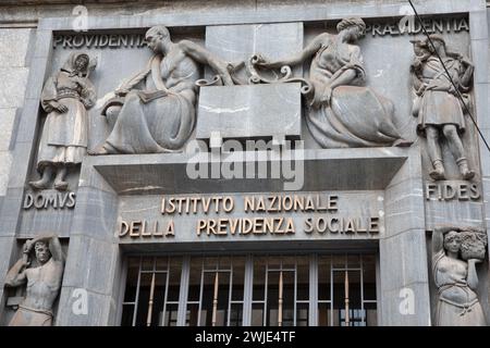 Milan , italie - 02 12 2024 : INPS istituto nazionale della previdenza sociale text sign italien et logo de marque Institut national de sécurité sociale pro Banque D'Images