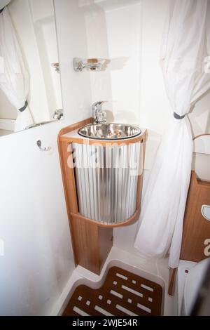 Camper salle de bains intérieure moderne vanlife évier van RV salle de bains toilette lavabo cabine de douche Banque D'Images