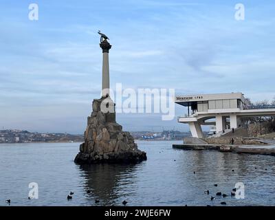 Sewastopol, Ukraine. 13 février 2024. Le monument aux navires coulés rappelle que l'Empire russe y a délibérément coulé des navires en 1854 afin de créer une barrière artificielle contre les envahisseurs de la mer. Cette année, la Russie célèbre le 10e anniversaire de l’annexion de la Crimée, qui fait partie de l’Ukraine en vertu du droit international. Crédit : Ulf Mauder/dpa/Alamy Live News Banque D'Images