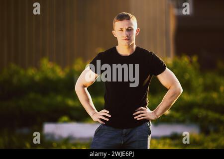 Portrait horizontal de l'homme blanc dans la vingtaine au coucher du soleil. Banque D'Images