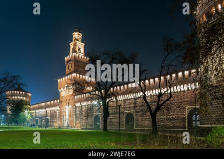 Vue nocturne du Castello Sforzesco (Château des Sforza), Milan, Lombardie, Italie Banque D'Images