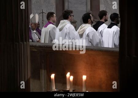 Rome, Italie, 14 février 2024. Le pape François préside la messe du mercredi des cendres dans la basilique Santa Sabina à Rome. Maria Grazia Picciarella/Alamy Live News Banque D'Images