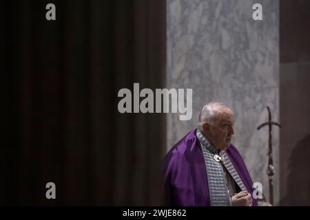 Rome, Italie, 14 février 2024. Le pape François préside la messe du mercredi des cendres dans la basilique Santa Sabina à Rome. Maria Grazia Picciarella/Alamy Live News Banque D'Images