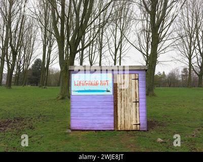 Cabane de sauveteur dans les bois près de la plage au parc aquatique de Rutland lors d'une journée d'hiver humide, pluvieuse, brumeuse à un lac (réservoir) en Angleterre. Banque D'Images