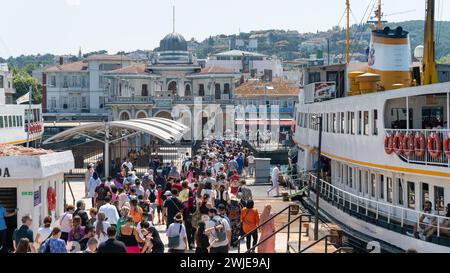 Istanbul, Turquie - 17 août 2022 : les touristes descendent du terminal des ferries et de l'embarcadère pour arriver à l'île du Prince à Istanbul Marmara mer Banque D'Images