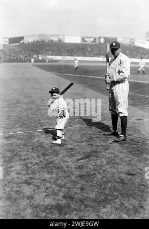 Une photographie prise au Yankee Stadium montre Babe Ruth et « Little Ray » Kelly. Little Ray Kelly a été la mascotte personnelle de Babe Ruth pendant dix ans. Banque D'Images
