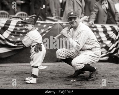 Babe Ruth & Mascot Yankee Stadium Opening Day - photo de Paul Thompson, 1923 Banque D'Images