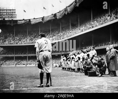 Babe Ruth en 1948 - 'The Babe Bows Out' photographie sportive emblématique de Nat Fein. Le numéro du Bambino a été retiré au Yankee Stadium. A remporté le prix Pulitzer 1949. Le sultan de Swat mourut quelques mois plus tard Banque D'Images