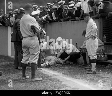 Babe Ruth, joueur de baseball des New York Yankee, a perdu connaissance, après avoir heurté un mur de béton au Griffith Stadium, Washington, DC, alors qu'il tentait d'attraper un ballon le 5 juillet 1924 Banque D'Images