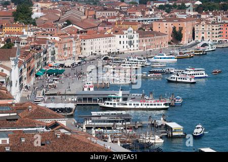 Riva degli Schiavoni front de mer dans Castello sestiere dans le centre historique de Venise, Vénétie, Italie, vu du Campanile di San Marco (Campanil St Marc Banque D'Images