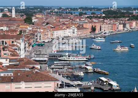 Riva degli Schiavoni front de mer dans Castello sestiere dans le centre historique de Venise, Vénétie, Italie, vu du Campanile di San Marco (Campanil St Marc Banque D'Images