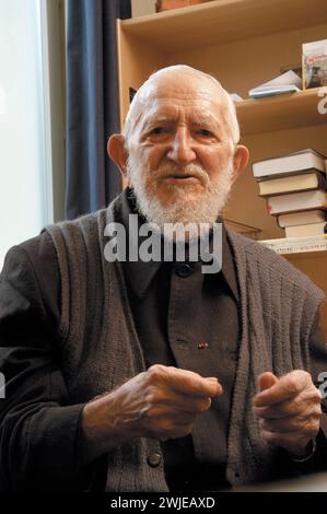 Maison-Alfort (région parisienne) : le prêtre catholique français Abbé Pierre dans sa chambre à la Communauté Emmaus à Alfortville en décembre 2004 Banque D'Images