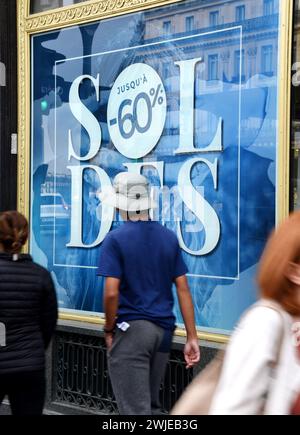 Paris (France), 18 juillet 2023 : soldes d'été. Affiches dans une vitrine Banque D'Images