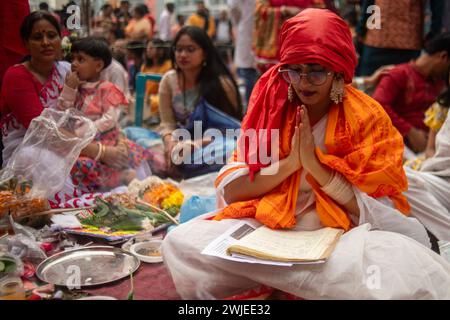 Dhaka, Bangladesh. 14 février 2024. Un prêtre hindou exécute un rituel de culte pendant le Saraswati Puja à Dhaka, au Bangladesh, le 14 février 2024. Le Saraswati Puja est l'une des principales fêtes religieuses de la communauté hindoue, où les dévots adorent la déesse de la connaissance, de la sagesse et de la culture. (Photo de Syed Mahamudur Rahman/NurPhoto)0 crédit : NurPhoto SRL/Alamy Live News Banque D'Images