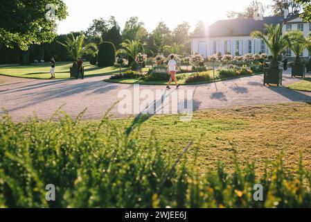 Strasbourg, France - 29 juillet 2019 : les gens profitent d'une journée ensoleillée au parc de l'Orangerie à Strasbourg, avec une végétation luxuriante et des fleurs en fleurs. Banque D'Images