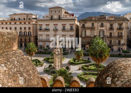 Palerme, Italie - 13 janvier 2024 : la place de la cathédrale et le monument de la Sainte Rosalia dans le centre-ville de Palerme Banque D'Images