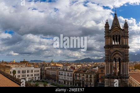 Une vue panoramique sur les toits du centre-ville de Palerme avec le clocher de la cathédrale au premier plan Banque D'Images